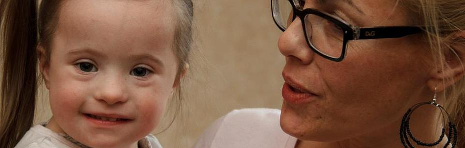 Мама девочки с синдромом Дауна открыла кондитерскую, чтобы дать возможность людям с этим заболеванием проявить себя