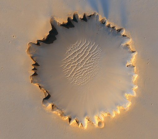 NASA обнаружило вывернутый «наизнанку» кратер на Марсе