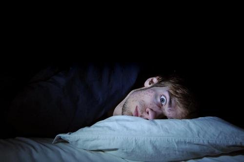 Сражаться с бессонницей нужно сокращая часы сна — Ученые