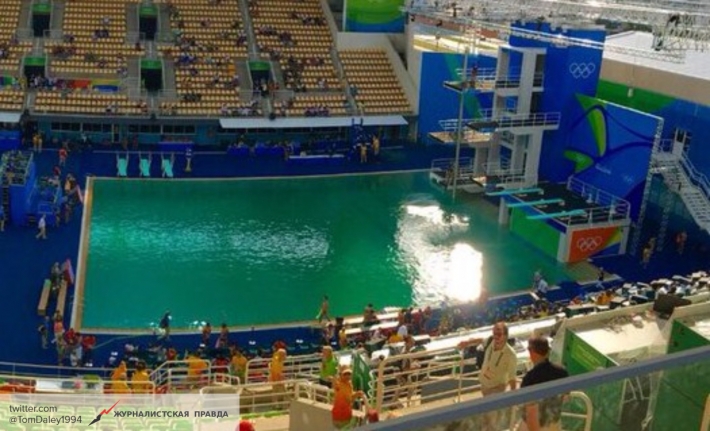 В олимпийском бассейне поменяют зеленую воду