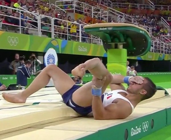 Французский гимнаст Самир Аит Саид сломал ногу в процессе опорного прыжка