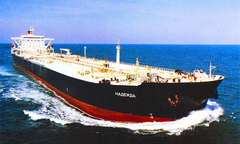 На борту севшего на мель танкера находится около 800 тонн топлива