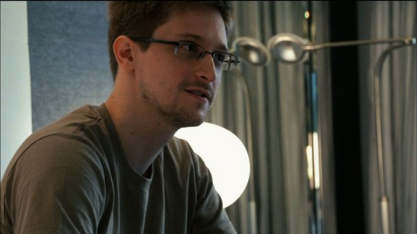 Сноуден советует заклеивать пластырем камеру на личных компьютерах