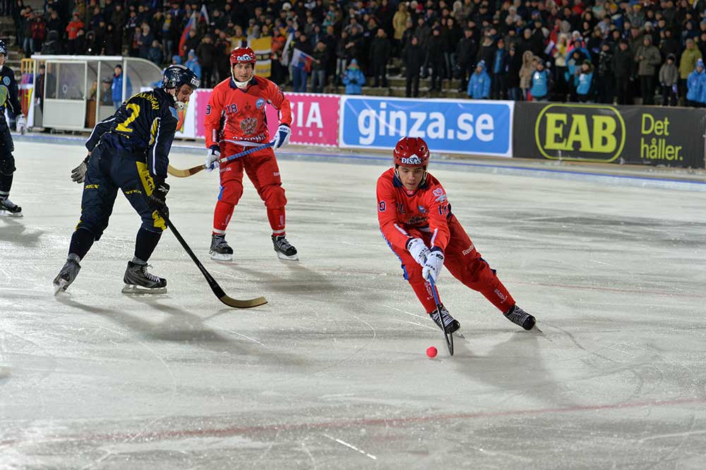 На чемпионате мира по хоккею с мячом уже «кипит» лед
