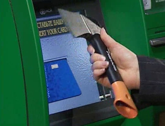 В Нижнекамске ученик трижды пытался расковырять банкомат Сбербанка