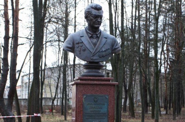 Монумент оружейнику Игорю Стечкину открыли в Алексине