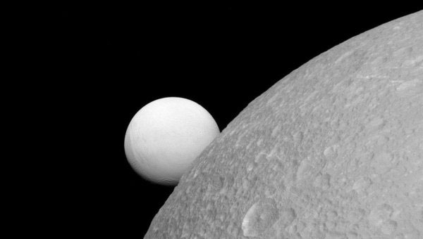 Ученые NASA получили новые кадры 2-х спутников Сатурна Дионы и Энцелада