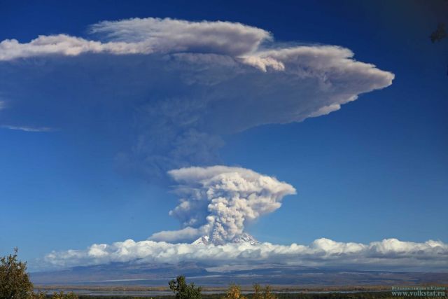 Вулканы Шивелуч и Ключевская сопка выбросили столбы пепла