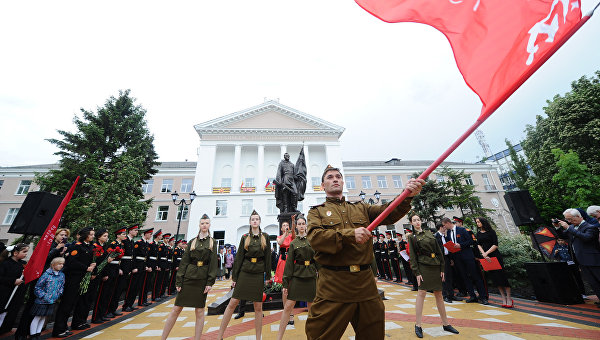 Монумент командиру штурмовой группы, водрузившей знамя Победы над рейхстагом, открыт в Ростове-на-Дону