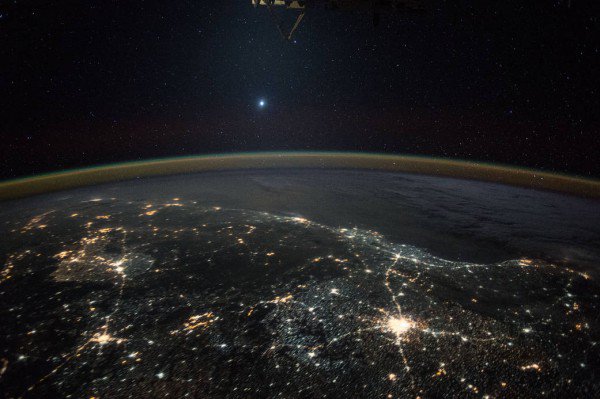 Появилось изображение Венеры из космоса на фоне ночных огней Земли