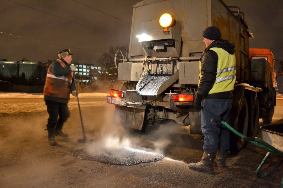 В Красноярске продолжается аварийно-восстановительный ремонт дорог