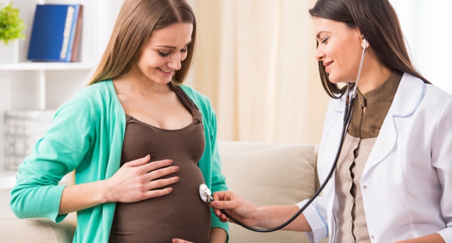 У низких женщин чаще появляются недоношенные дети — Ученые