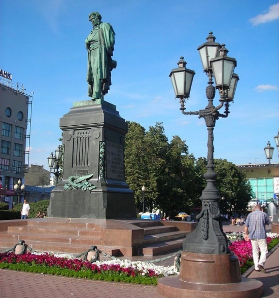 Монумент Александру Сергеевичу Пушкину на Пушкинской площади закрыли на реставрацию