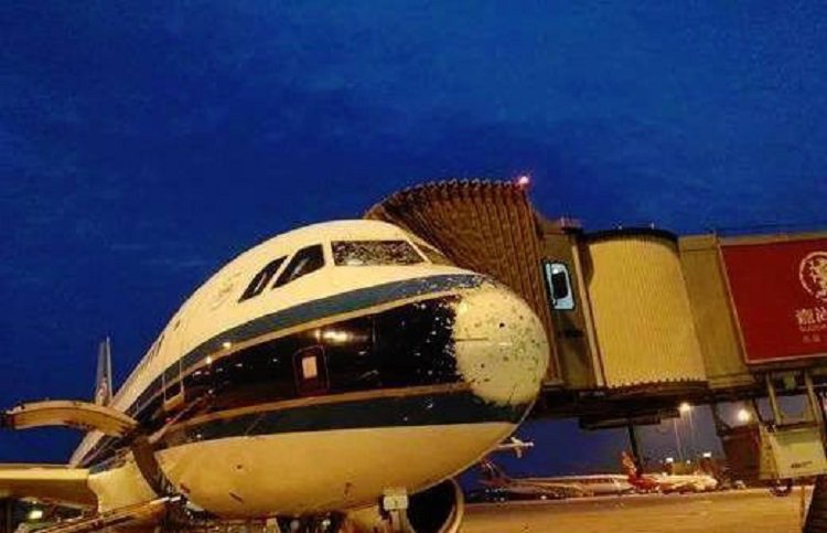 В «Поднебесной» пассажирский авиалайнер попал под сильный град, получив повреждения