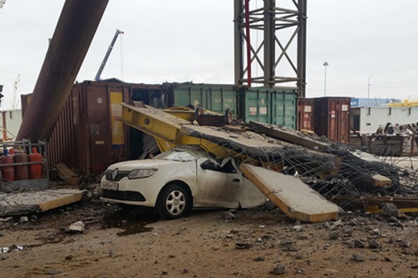 Упавшие конструкции весом 756 тонн раздавили машину на Канонерском острове