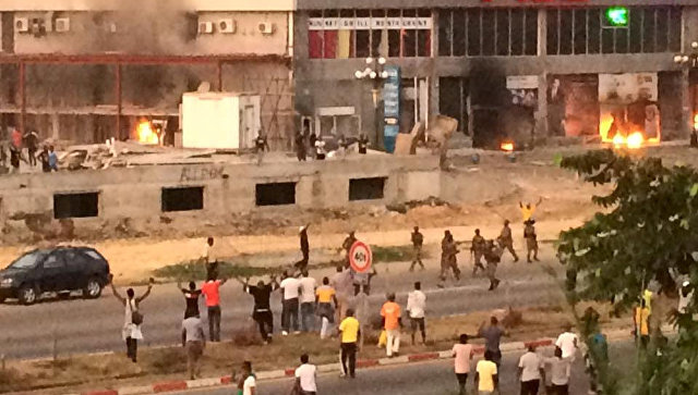 В Габоне демонстранты подожгли сооружение парламента