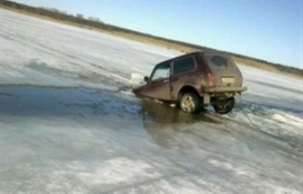 В Бурятии под лед провалились два автомобиля, одному из водителей удалось спастись