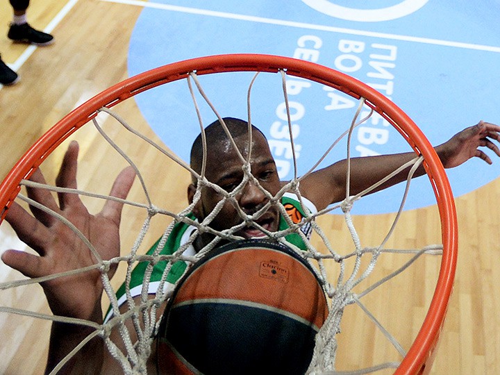 УНИКС уступил «Анадолу Эфесу» в матче седьмого тура баскетбольной Евролиги