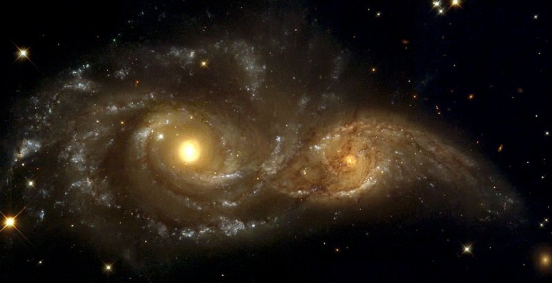 Телескоп «Хаббл» сделал цветное фото столкновения 2-х галактик