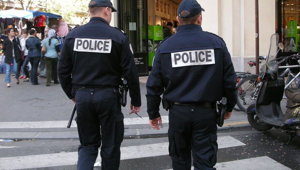 В столице франции четверо полицейских изнасиловали схваченного дубинками