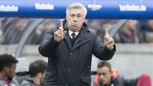 Главный тренер «Баварии» продемонстрировал болельщикам неприличный жест из-за плевка в его сторону