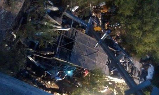 Скатившийся в овраг автобус в Аргентине погубил 25 служащих погранполиции