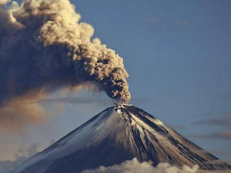 На Камчатке вулкан Шивелуч выбросил пепел на высоту 5,5 км