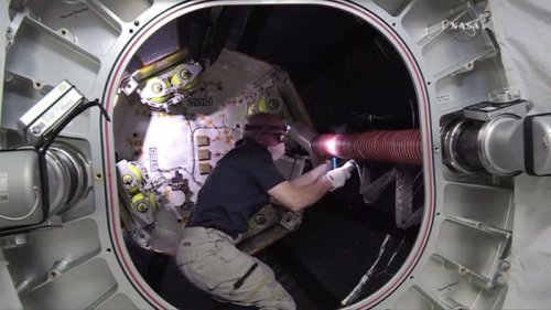 Астронавты в первый раз в истории вошли в надувной модуль в космосе