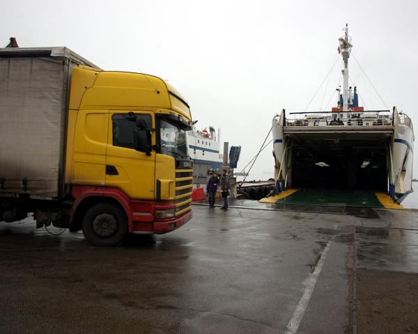 На переправе через Керченский пролив собралось около 700 фургонов