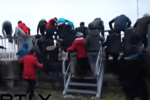 Мигранты вторглись на территорию порта Кале, парализовав его работу