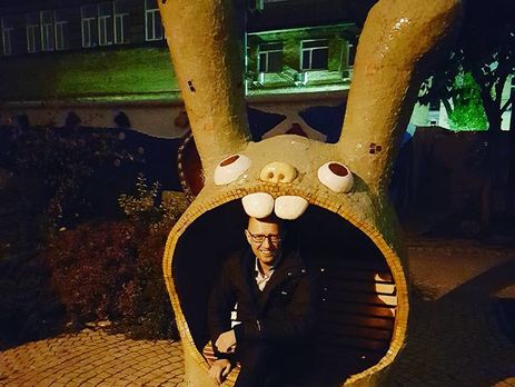 Аваков неожиданно обнародовал фото Арсения на аллее с кроликом