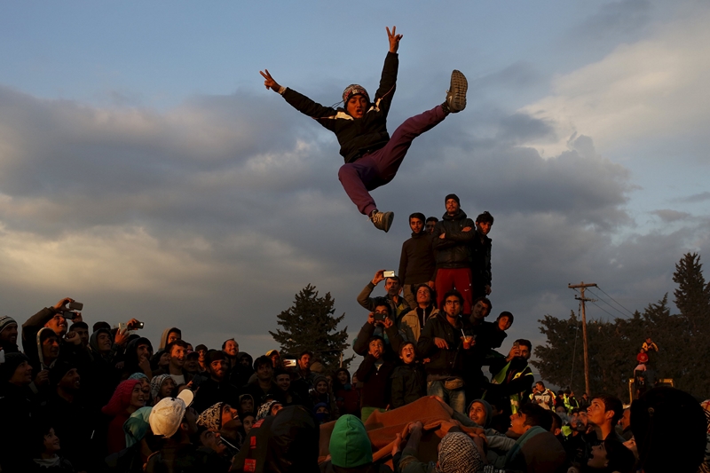 Сотни мигрантов требуют открытия греческо-македонской границы