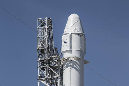 Компании SpaceX в первый раз удалось благополучно посадить нижнюю ступень ракеты на морскую платформу