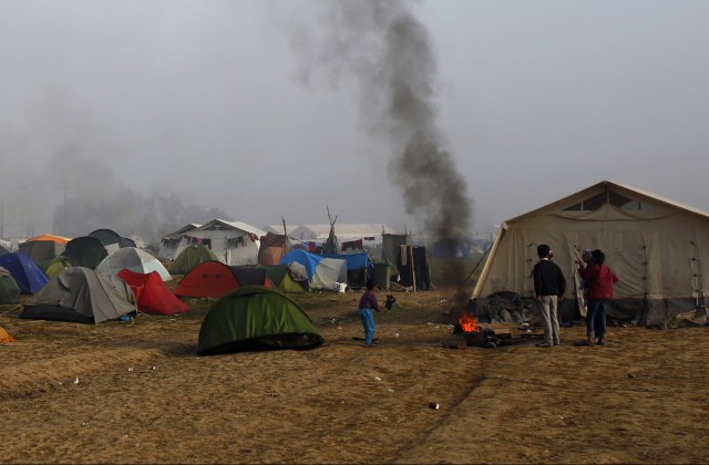 Около 800 беженцев пробуют выбраться с греческого острова Хиос