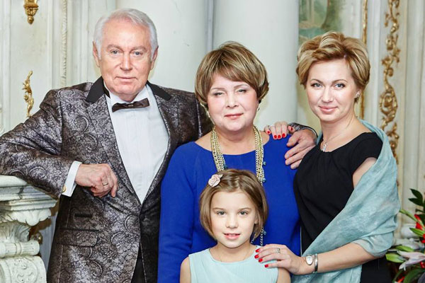 Погибшая в лифте москвичка оказалась дочерью телеведущего Евгения Кочергина