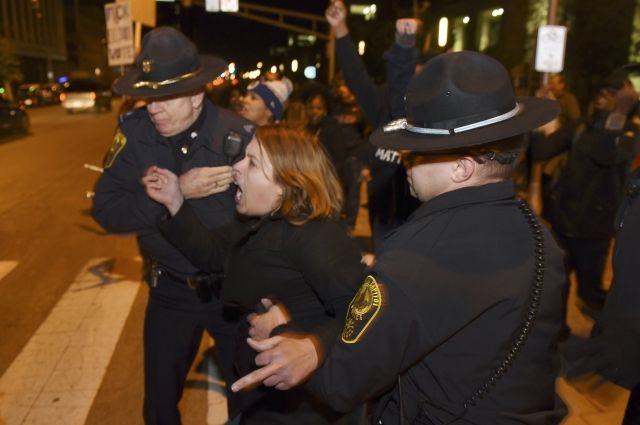 В Индианаполисе в процессе акций против Дональда Трампа пострадали двое полицейских