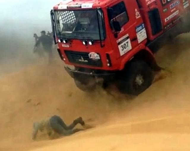 Белорусский гоночный МАЗ сбил в песках бархана человека