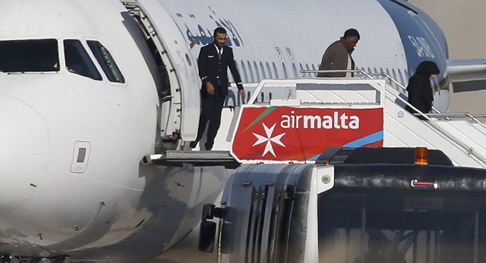 Захватчики ливийского самолета отпустили членов экипажа