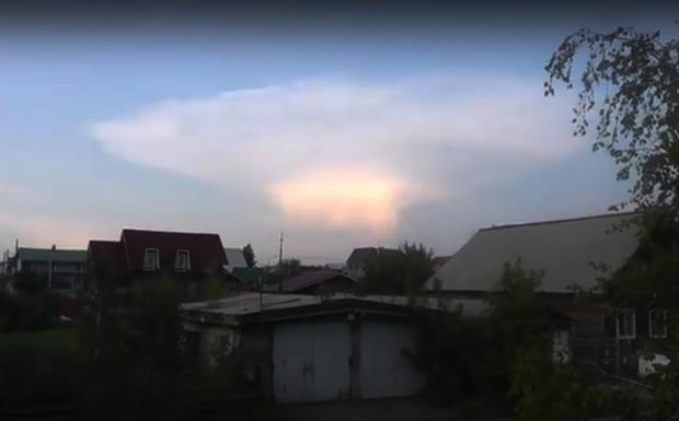 Граждане Кузбасса запечатлели схожее на ядерный гриб облако