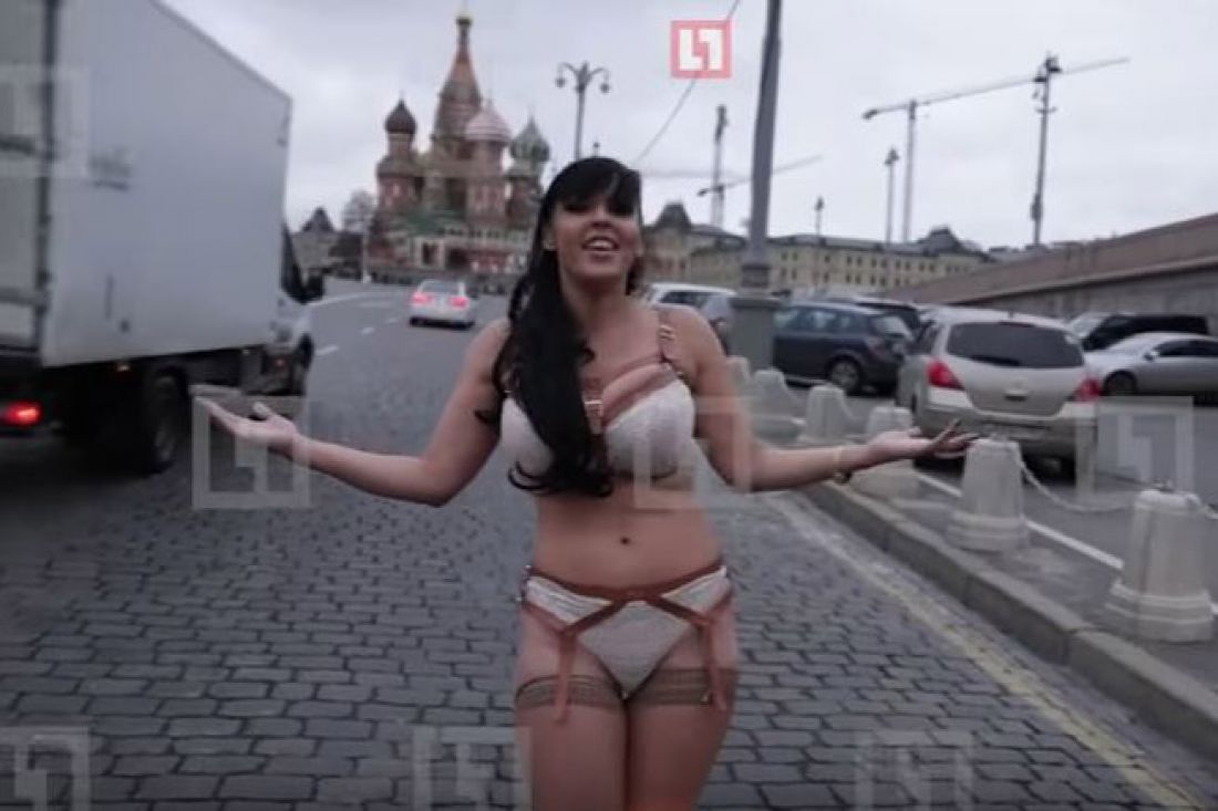 Итальянская эстрадная певица разделась на Красной площади ради В.Путина