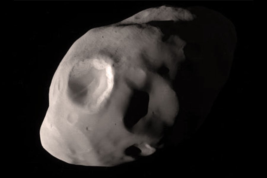 Cassini прислал неповторимый снимок схожего на картофелину спутника Сатурна