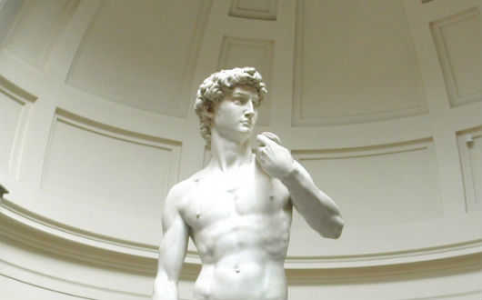 «Одень Давида»: в Петербурге пожаловались на обнаженную статую, которая «уродует детские души»