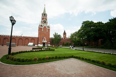 Путин поручил пускать туристов в Кремль через Спасскую вышку