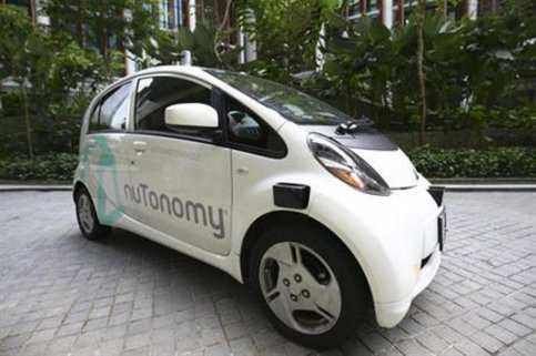 В Сингапуре начало работать первое в мире такси на автопилоте