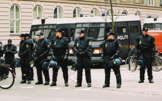 В Голландии задержали не менее 160 протестующих против полицейского насилия