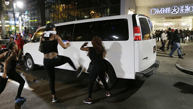 В городе Шарлотт в итоге погромов арестовали не менее 40 человек