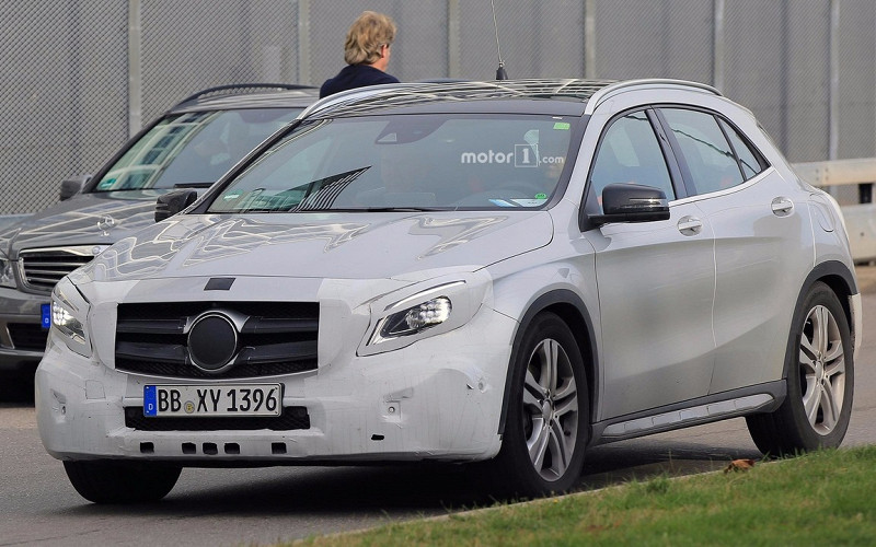 Mercedes представит обновленную версию компактного кроссовера GLA