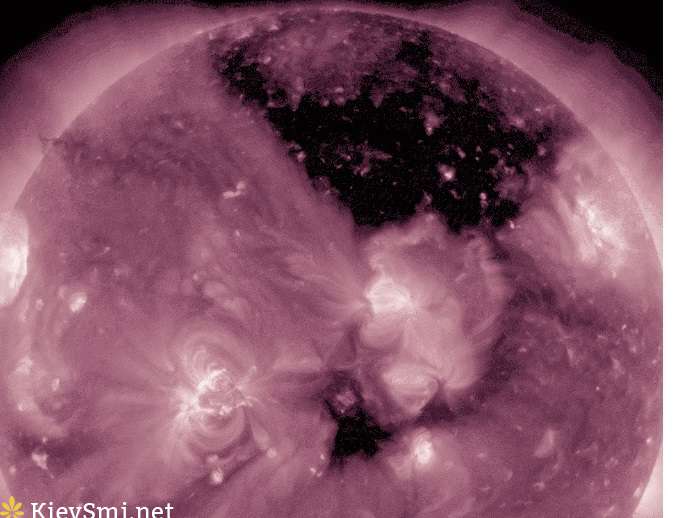 Ученые обнаружили огромную остывшую дыру на Солнце