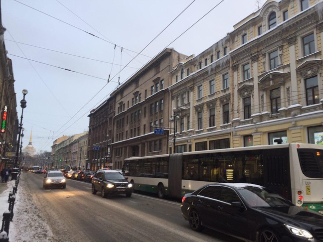 Не менее 10 тыс. крыш очистили от наледи в Петербурге