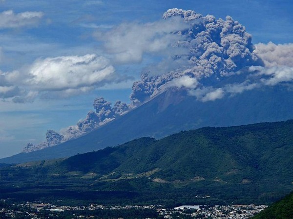 В Гватемале 2-ой раз за год началось извержение вулкана Фуэго